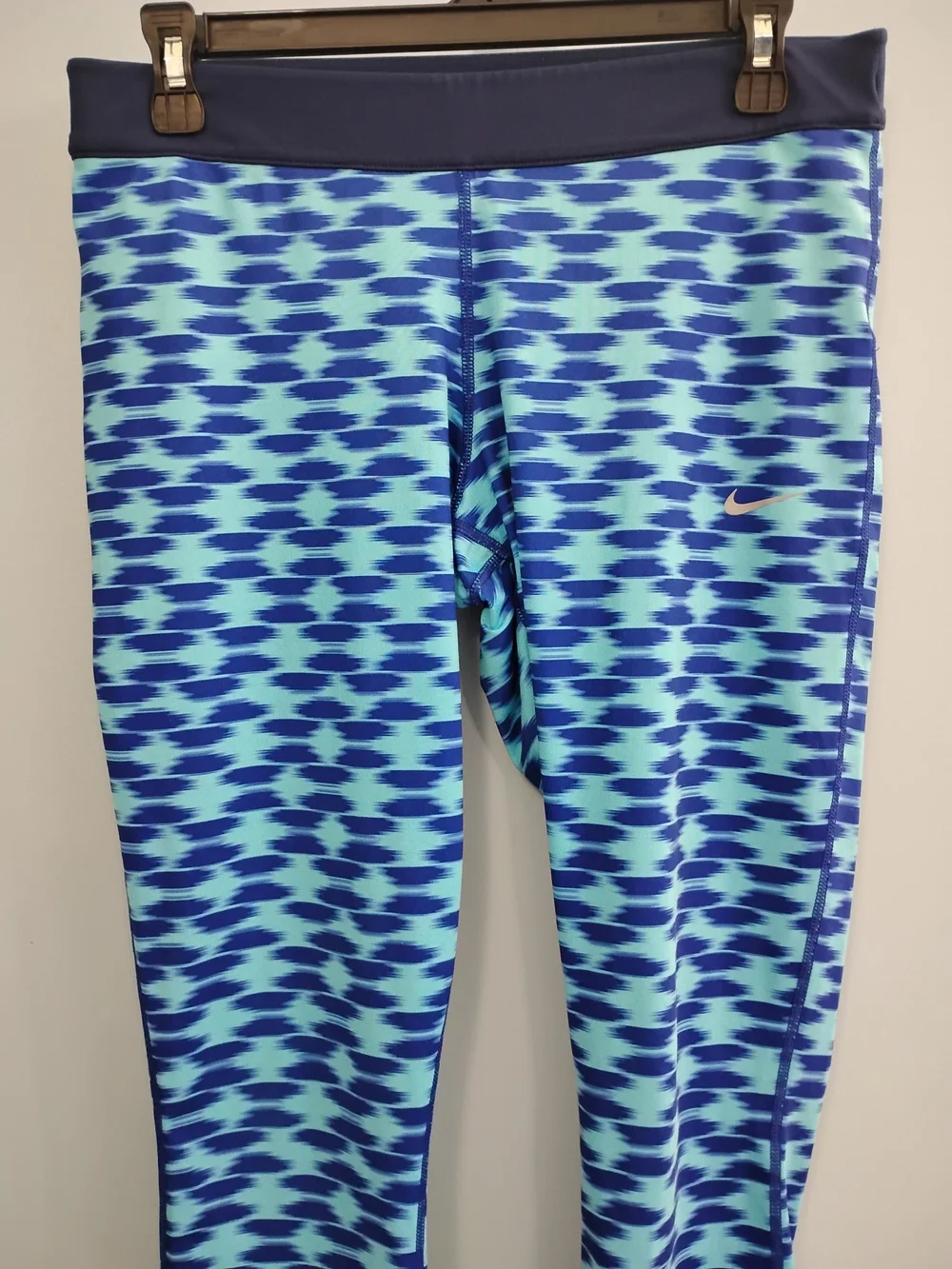 Nike Aqua and Navy Patterned Capri Leggings Size Large